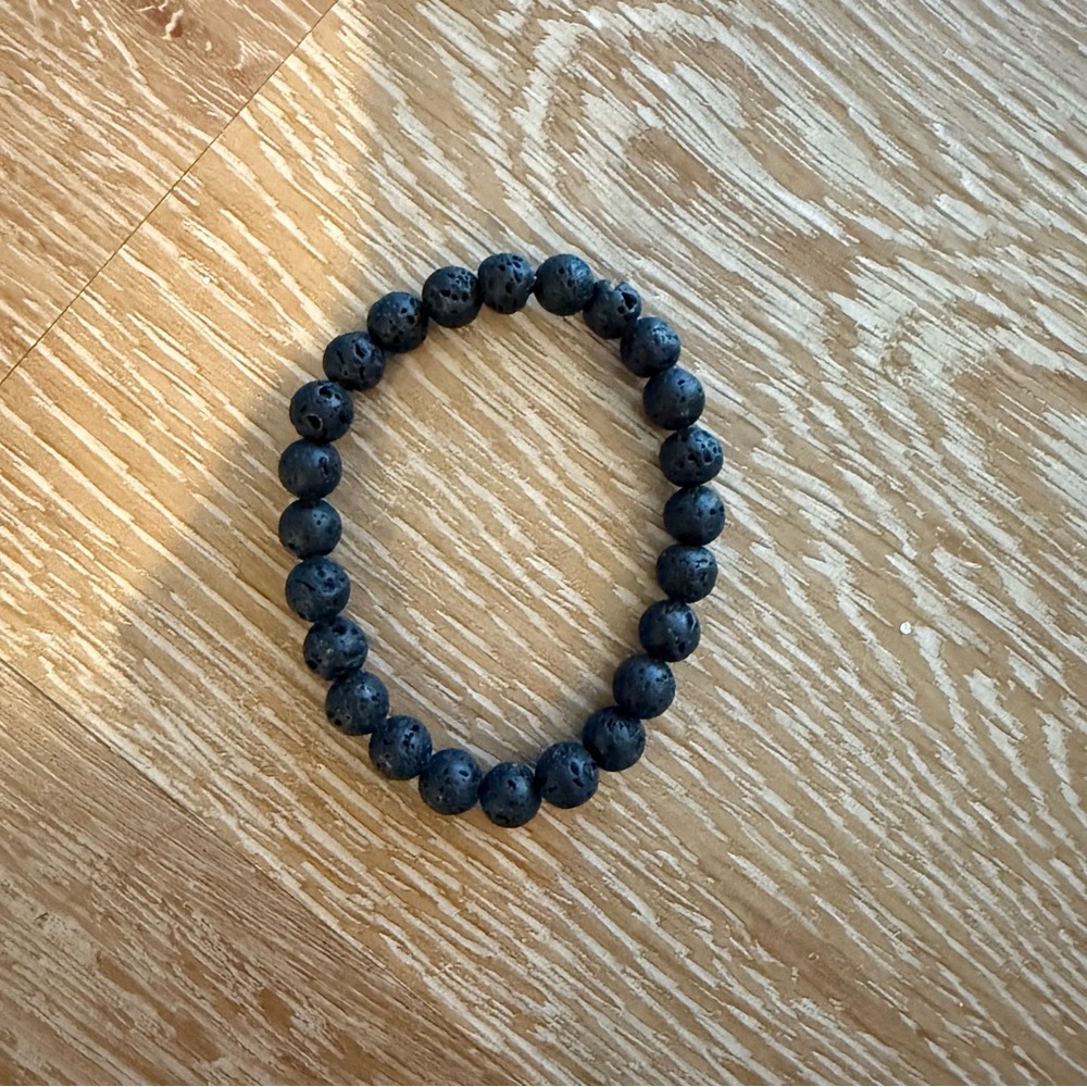 Cute black beaded stretch bracelet
In excellent condition
